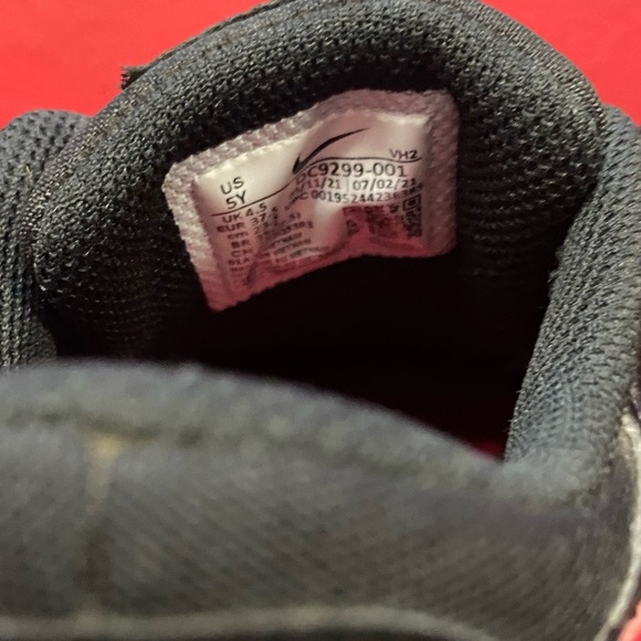 Nike girls Black and pink Shoes size 5Y - Picture 8 of 8